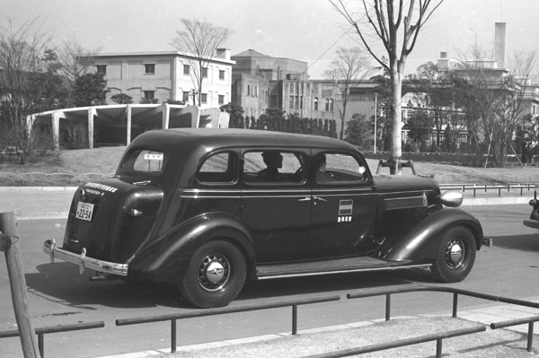 35-1b  (144-06) 1935 Chrysler Airstream 4dr Sedan.jpg